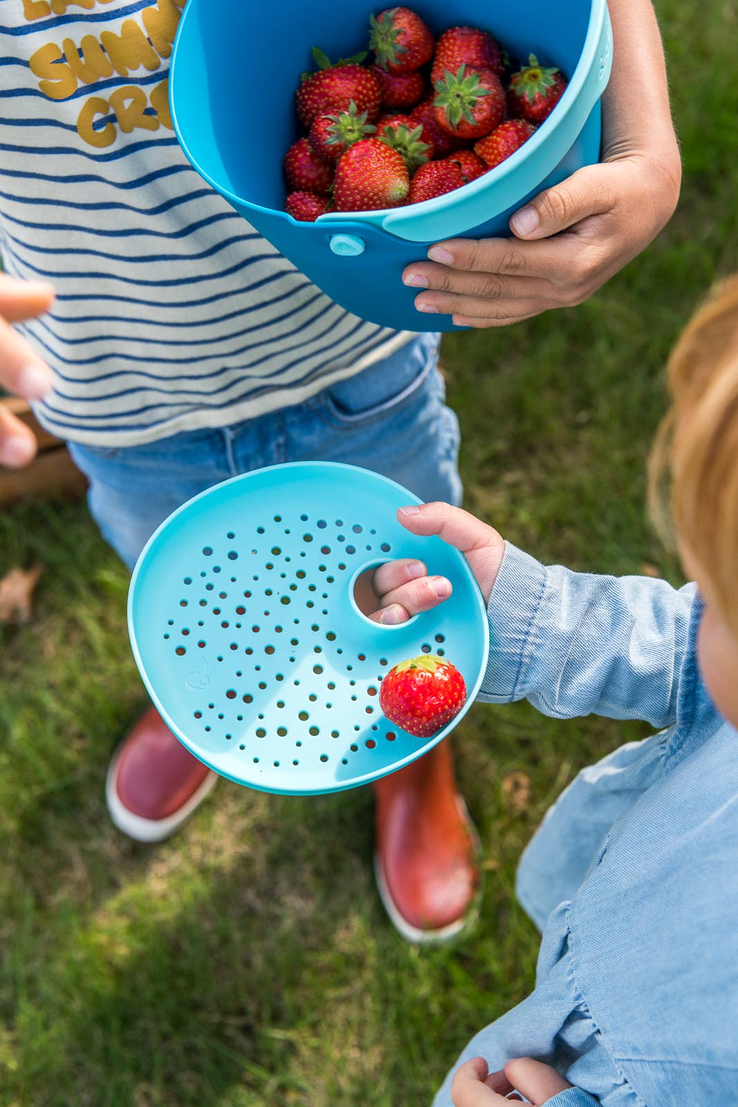 Quut Bucki - Bucket & Sand Sifter. Beach Sand and Pool Toy.: Banana Blue