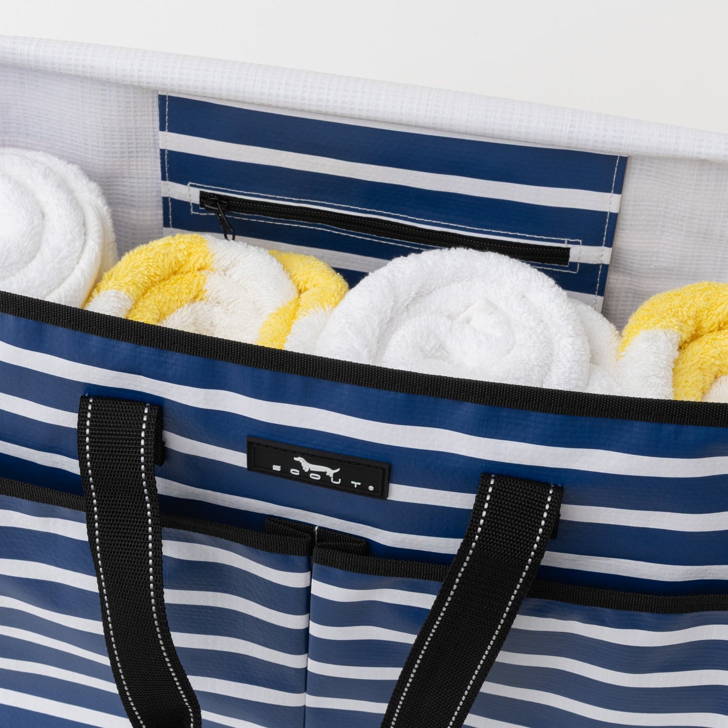 Ben Pocket Tote lifestyle shot 2