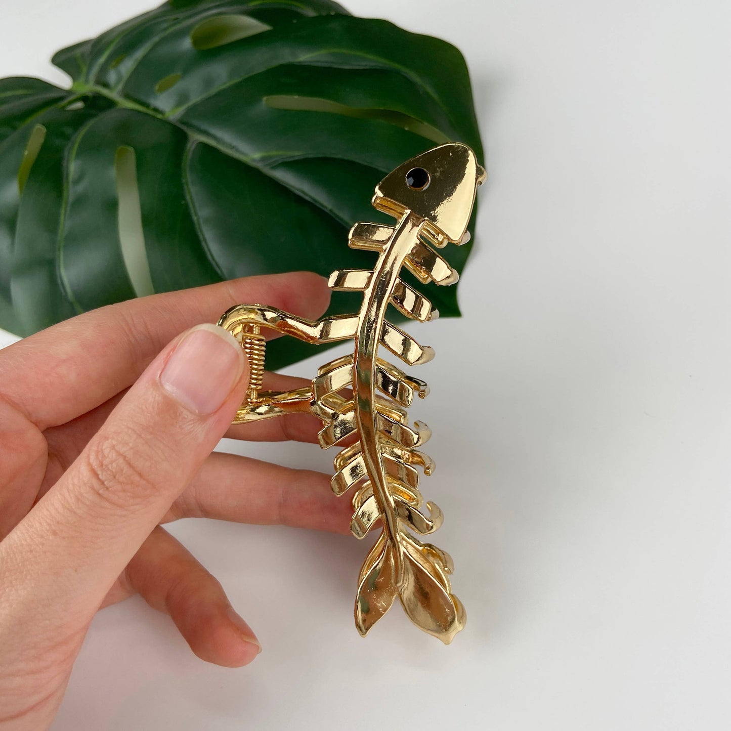 Stylish Metal Fishbone Shaped Minimalistic Grip Clip  3.9"