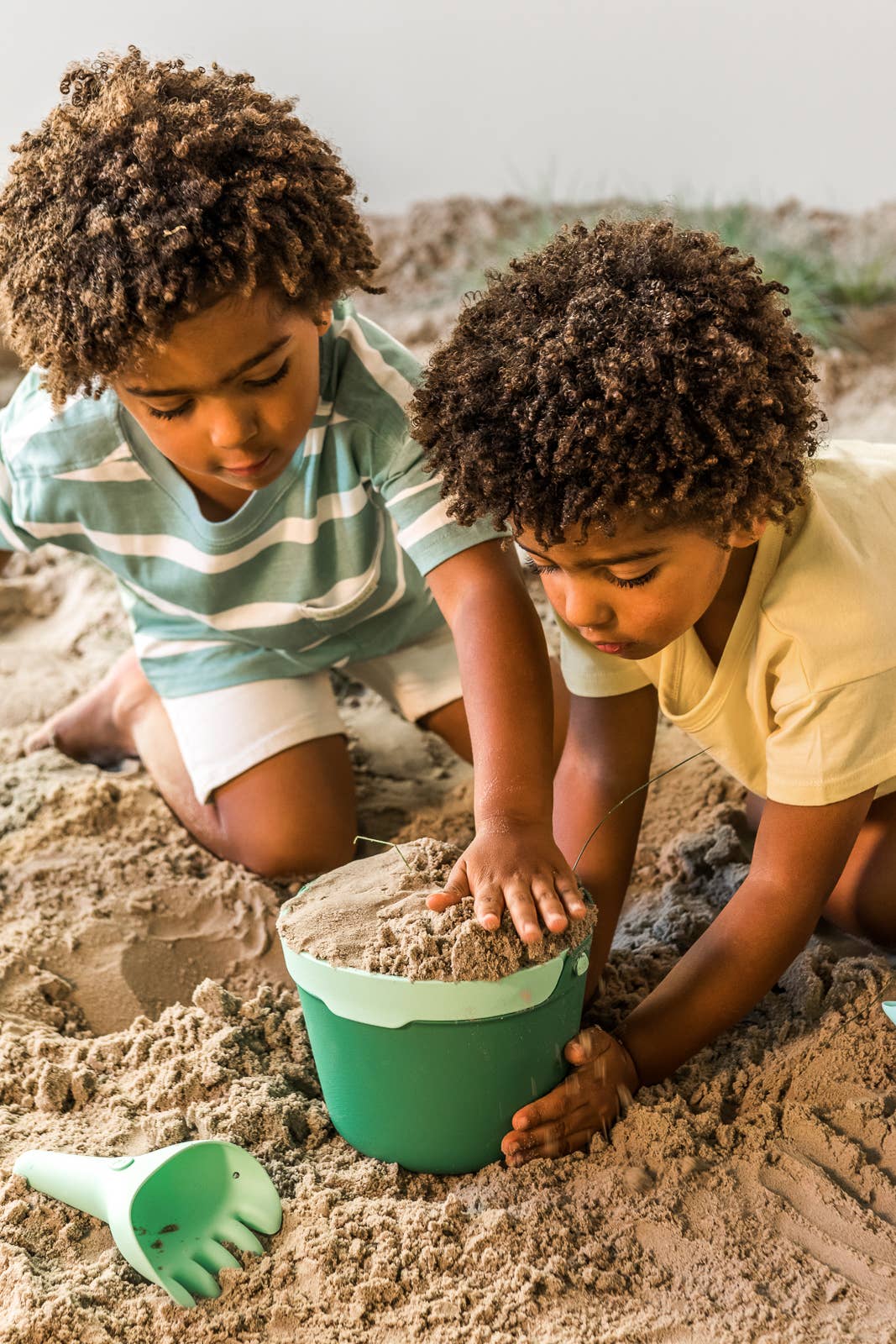 Quut Bucki - Bucket & Sand Sifter. Beach Sand and Pool Toy.: Ocean