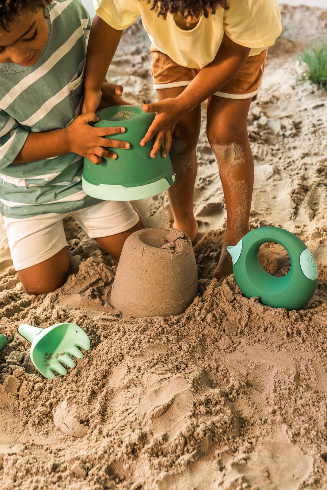 Quut Bucki - Bucket & Sand Sifter. Beach Sand and Pool Toy.: Banana Blue