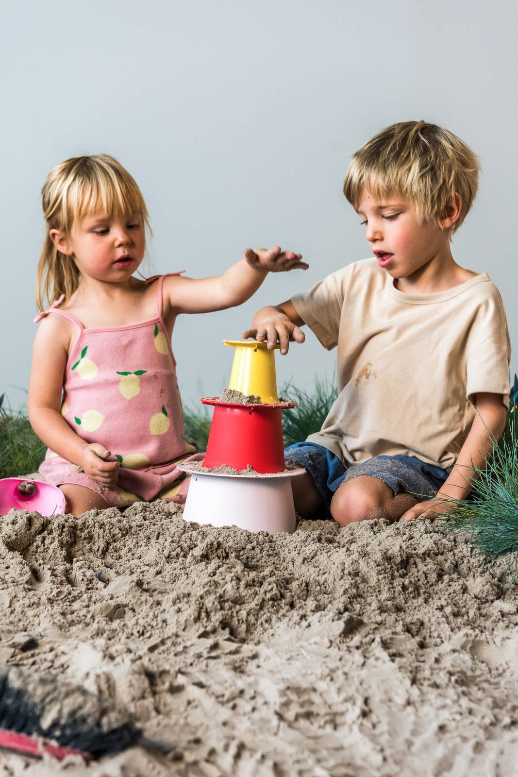 Quut Alto - Sandcastle builder. Beach and Sand Toy.: Cherry